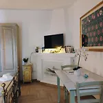 La Casa Del Glicine Δωμάτια σε οικογενειακή κατοικία Marrùbiu